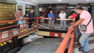 Otomobil, asansörlü otoparka sıkıştı