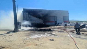 Plastik geri dönüşüm deposunda yangın