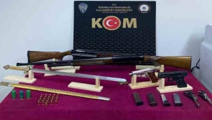 Ruhsatsız silahların bulunduğu eve polis baskını