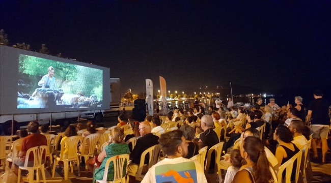 Açık havada sinema keyfi devam ediyor