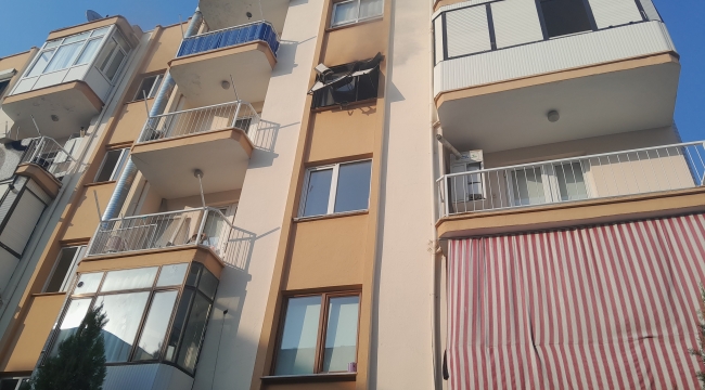 Aliağa'da apartman dairesinde çıkan yangın söndürüldü