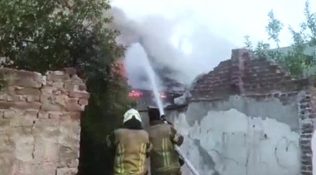 Bergama'da Yangın 5 Ev Zarar Gördü