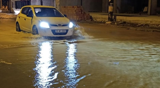 İzmir'de hareketli gece: Ana boru patladı, 2 mahalleyi su bastı