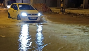 İzmir'de hareketli gece: Ana boru patladı, 2 mahalleyi su bastı