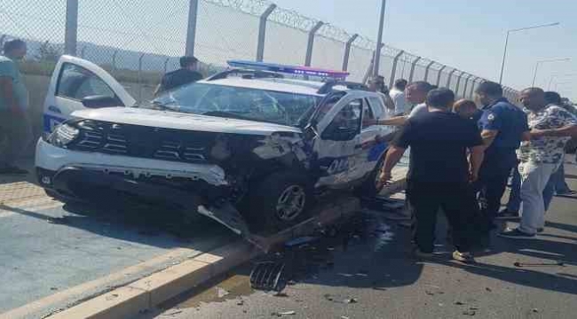 İzmir'de kontrolden çıkan araç polis aracına çarptı: 3'ü polis 5 yaralı