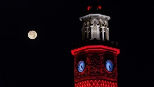 İzmir'de "Mavi Ay" seyirlik manzara oluşturdu