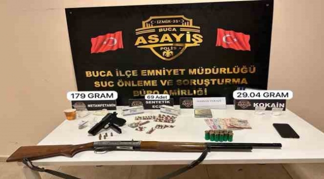 İzmir'de uyuşturucu evine polis baskını: 2 gözaltı