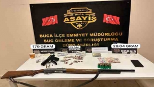İzmir'de uyuşturucu evine polis baskını: 2 gözaltı
