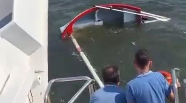 İzmir Körfezi'nde teknesi alabora olan denizci böyle kurtarıldı