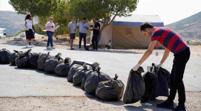 Vestel Gönüllüleri Kıvılcımlar Foça'da çevre temizliği yaptı