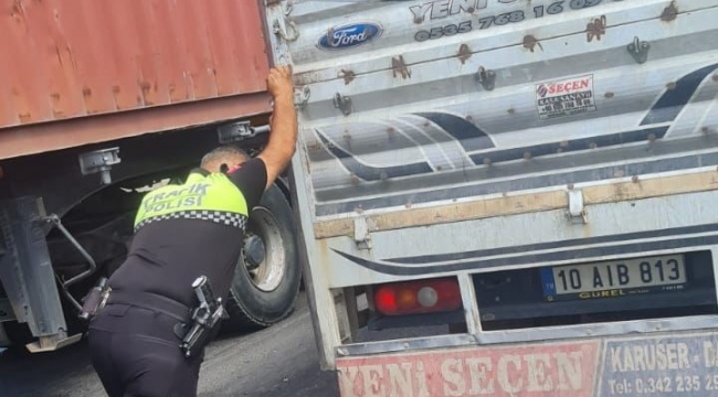 Yolda kalan sürücünün aracını trafik polisi iterek yardım etti