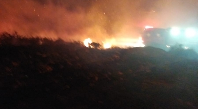 Aliağa'da makilik alanda yangın: 2 itfaiye eri ve iş makinesi operatörü yaralandı