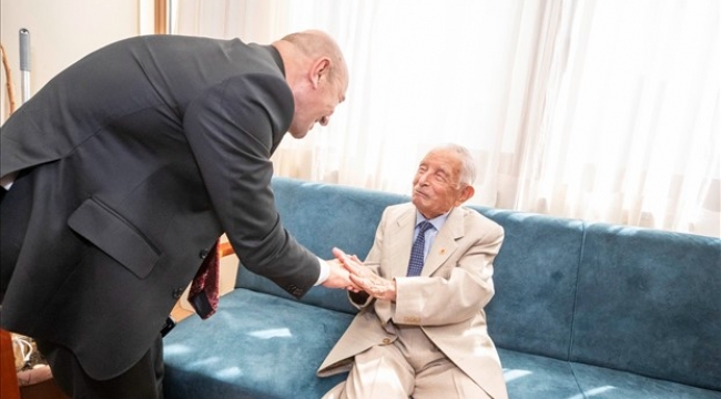 Başkan Soyer asırlık çınar İsmail İnceboy'u ziyaret etti