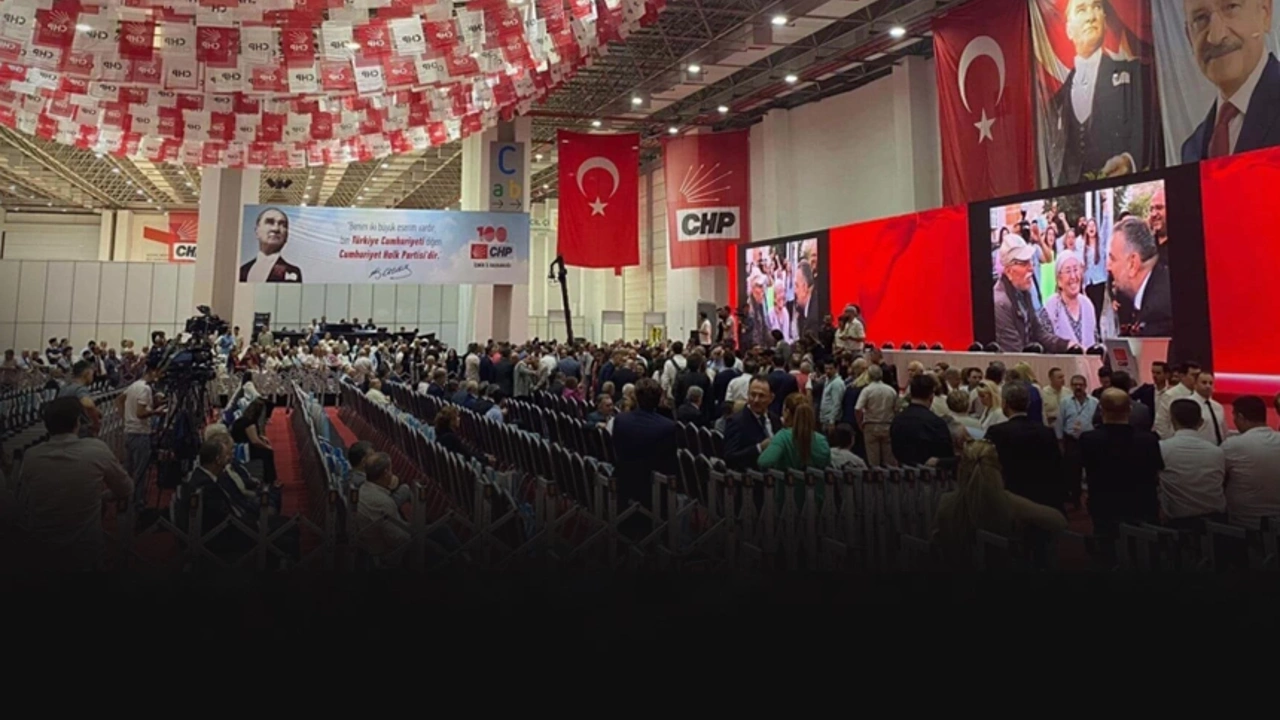 CHP İzmir İl Kongresi'nde başkanlığa Şenol Aslanoğlu seçildi