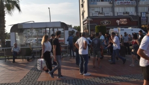 Demokrasi Meydanında Otomobil 3 kişiye çarptı :2 yaralı 