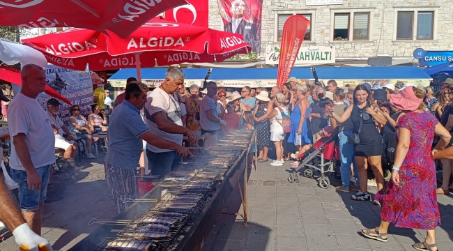 FOÇALI BALIKÇILAR 2 BİN KİŞİYE BALIK EKMEK DAĞITIP DENİZE AÇILDILAR