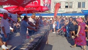 FOÇALI BALIKÇILAR 2 BİN KİŞİYE BALIK EKMEK DAĞITIP DENİZE AÇILDILAR