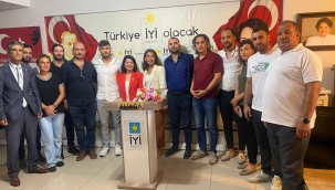 İYİ parti Aliağa İlçe Gençlik Kolları'nda bayrak değişimi