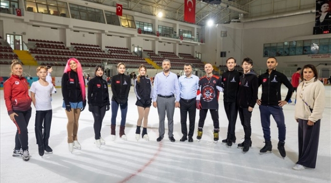 İzmir'de buz pateni sezonu açıldı