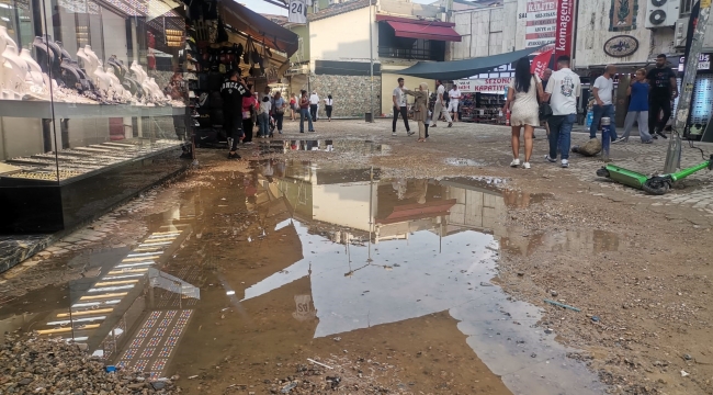 İzmir'i sağanak vurdu: Cadde ve sokaklar göle döndü