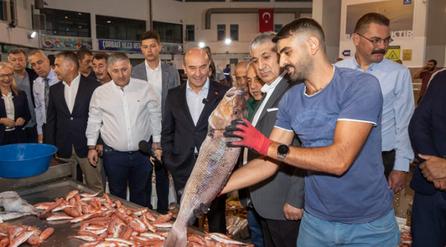 İzmirli balıkçılar sezonu açtı, siftahı Başkan Soyer yaptı