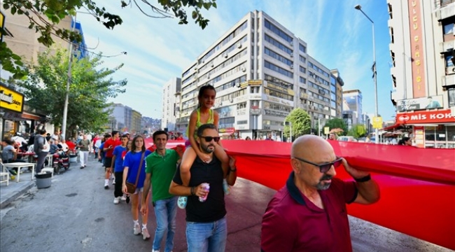 İzmirliler geleneksel Zafer Yürüyüşü'nde buluştu