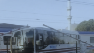 Menemen'de tren midibüse çarptı... Yaralılar var!