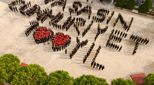 Aliağa'da 576 öğrenciden "Yaşasın Cumhuriyet" koreografisi