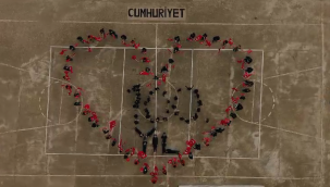 Aliağa 'da Cumhuriyet Sevgisini Yaptıkları Koreografi İle Anlattılar