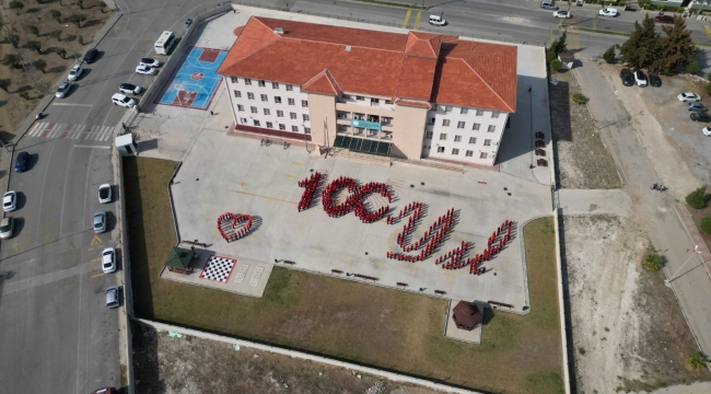 Aliağa'da öğrencilerden '100. Yıl Koreografisi