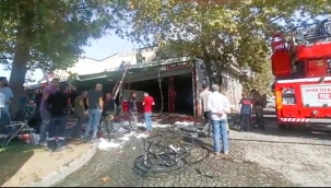 Bergama'da oto aksesuar dükkanında çıkan yangında faciadan dönüldü
