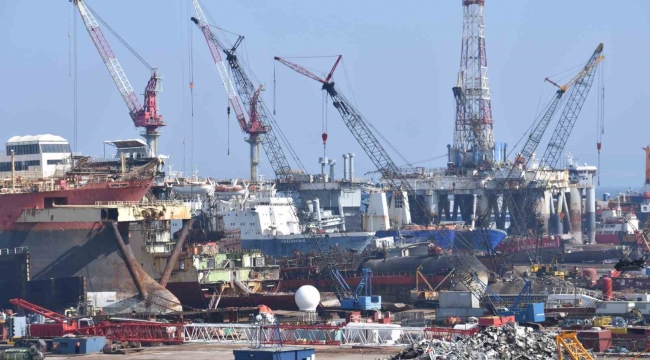 Dev gemiler İzmir'deki gemi söküm merkezinde geri dönüşüme kazandırılıyor