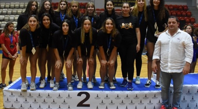 Dostluk turnuvasında kupa İzmir'in