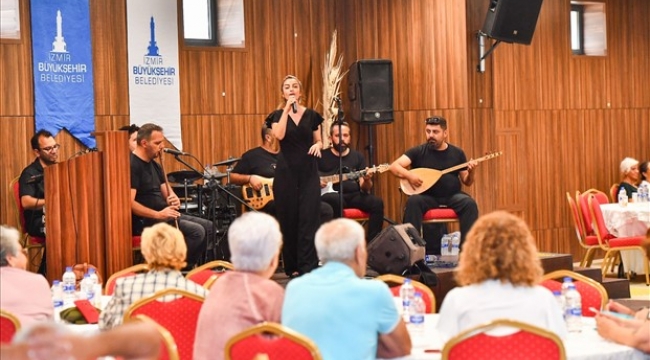 İzmir'de huzurevi sakinleri unutulmadı