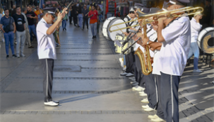İzmir sokakları bayram havasına girdi