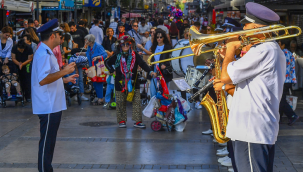 İzmir sokakları bayram havasına girdi