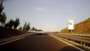 Trafikte dehşeti yaşadılar: Seyir halindeyken üzerlerine servis aracı devrildi