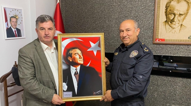 Başkan Doğruer Ziyaretlerinde Atatürk Portresi Hediye Ediyor.