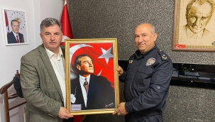 Başkan Doğruer Ziyaretlerinde Atatürk Portresi Hediye Ediyor.