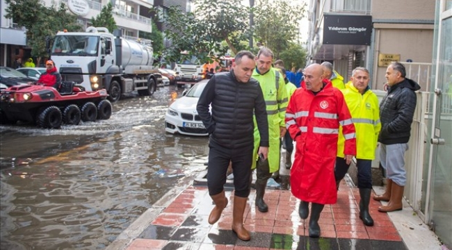 Başkan Soyer, deniz kabarmasının tsunami etkisi yarattığı Kordon'da 