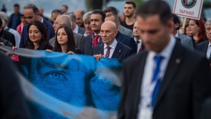 İzmir Ata'ya saygı için 350 metrelik posterle yürüdü