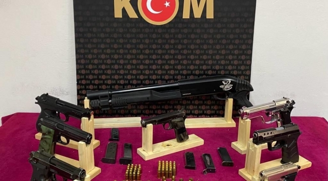 İzmir'de silah kaçakçılarına polis baskını