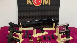 İzmir'de silah kaçakçılarına polis baskını