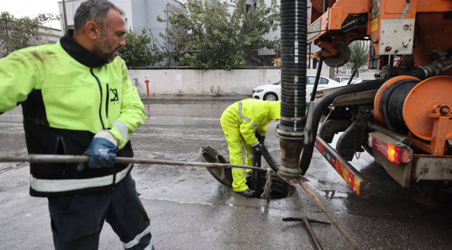 İzmir'de yağmur alarmı: Büyükşehir Belediyesi bin 500 personel ile sahada