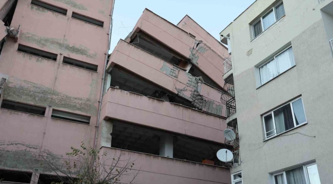 İzmir'de yıkımı yapılan lise yan yattı, 3 apartman boşaltıldı