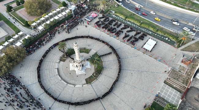 Konak Atatürk Meydanı'nda unutulmaz koreografi