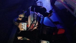 Menemen'de kurye motosikleti ile kamyonete çarpıştı