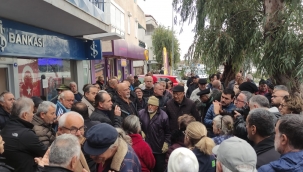 Çandarlı halkı ilçede faaliyet gösteren İş Bankası'nın kapatılmasını istemiyor