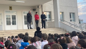 Aliağa 'daki tüm okullarda yeni hafta, şehitler için saygı duruşuyla başladı!