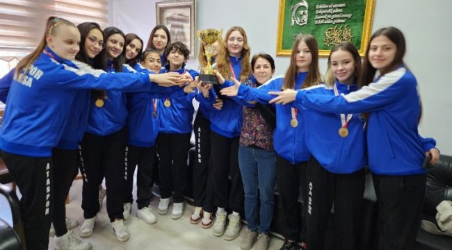 Ata Sporlu genç kızlardan Müdür Demirtaş'a ziyaret
